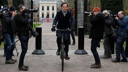 El primer ministro en funciones holandés, Mark Rutte, saliendo del Palacio Real de La Haya.