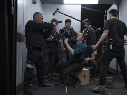 Javier Gutiérrez, en el rodaje de 'Bajocero'. En el centro, al fondo, el director Lluís Quílez.