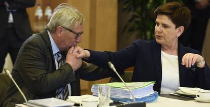 El president de la Comissió Europea, Jean-Claude Juncker, besa la mà de la primera ministra polonesa, Beata Szydlo, a Brussel·les.