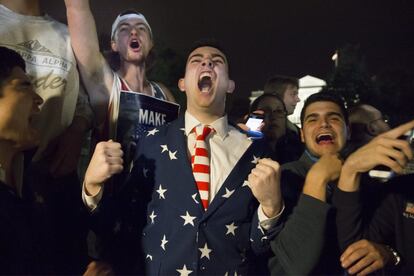 Seguidores de Donald Trump celebran los resultados de los comicios presidenciales, a las afueras de la Casa Blanca en Washington (Estados Unidos). 