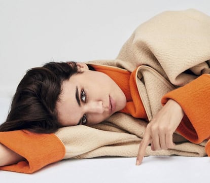 Adriana Ugarte posa para ICON con un abrigo de doble faz de Hermès.