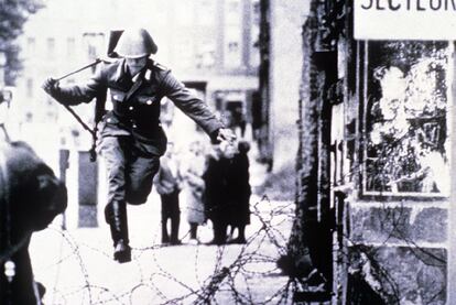 Un soldado huye de Alemania Oriental durante la construccin del Muro.