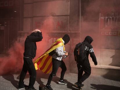 Tres hombres participan en una manifestación convocada por los CDR el pasado febrero en Barcelona.