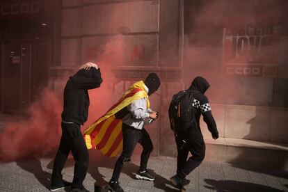 Tres hombres participan en una manifestación convocada por los CDR el pasado febrero en Barcelona.