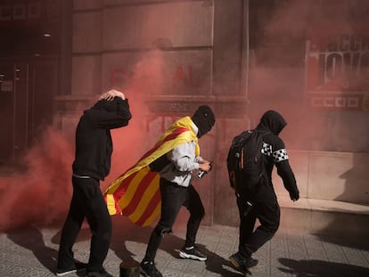 Tres hombres participan en una manifestación convocada por los CDR el pasado febrero en Barcelona.