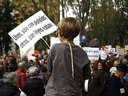 Un niño en la manifestación por la sanidad pública en el centro de Madrid, el pasado 13 de noviembre.
