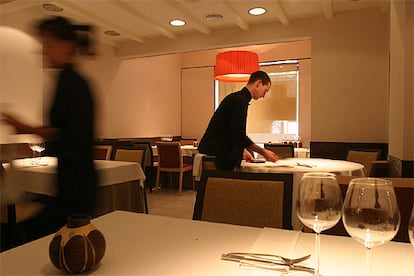 Comedor de Saüc, en Barcelona. Abajo, <b><i>trinxat</b></i> de patata con mollejas de cordero, judías verdes y calamarcitos