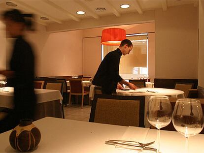 Comedor de Saüc, en Barcelona. Abajo, <b><i>trinxat</b></i> de patata con mollejas de cordero, judías verdes y calamarcitos