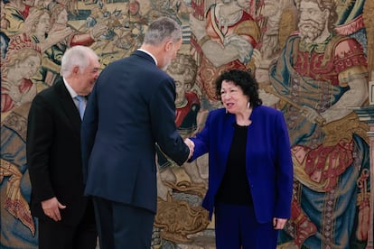 El rey Felipe VI estrecha la mano a la jueza del Tribunal Supremo de Estados Unidos Sonia Sotomayor, durante una audiencia celebrada este lunes, en el Palacio de La Zarzuela, en Madrid.