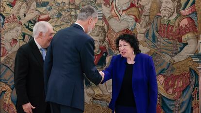 El rey Felipe VI estrecha la mano a la jueza del Tribunal Supremo de Estados Unidos Sonia Sotomayor, durante una audiencia celebrada este lunes, en el Palacio de La Zarzuela, en Madrid.