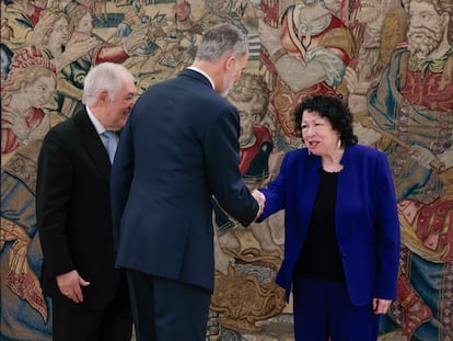 El rey Felipe VI estrecha la mano a la jueza del Tribunal Supremo de Estados Unidos Sonia Sotomayor, durante una audiencia celebrada este lunes, en el Palacio de La Zarzuela, en Madrid.