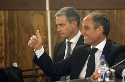 Ricardo Costa, en segundo plano, junto a Francisco Camps, durante el juicio de los trajes.
