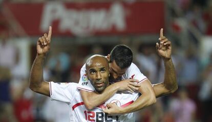 Kanouté celebra un gol en el Sevilla abrazado por Negredo.