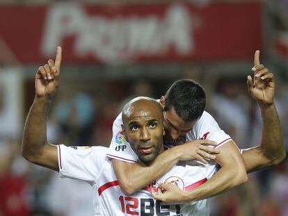 Kanouté celebra un gol en el Sevilla abrazado por Negredo.