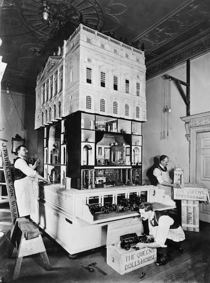 Diversos artesanos trabajando en la casa de muñecas, en 1923. 