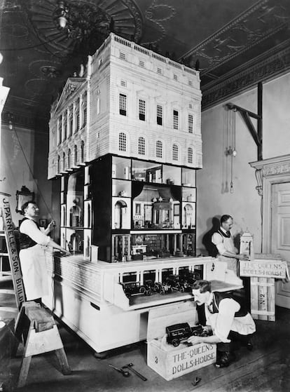 Diversos artesanos trabajando en la casa de muñecas, en 1923.