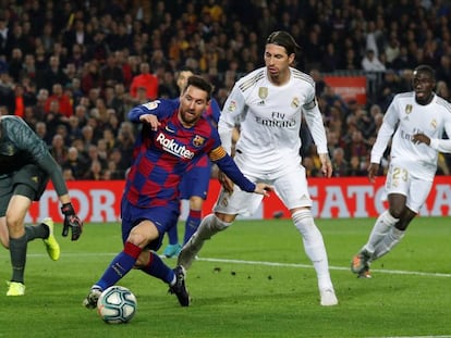 Messi controla ante Courtois y Ramos.