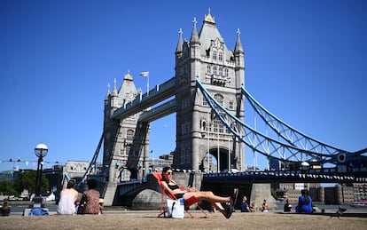 Una mujer toma el sol el jueves aprovechando el clima especialmente cálido en Londres. Debido a estas temperaturas, el sur del Reino Unido atraviesa una de las mayores sequías en años.
