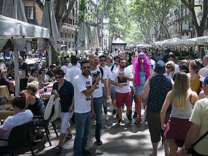 Un grup de turistes celebra un comiat de solter a la Rambla.