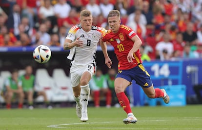 Disputando un balón a Dani Olmo en el Alemania-España de cuartos de final de la Eurocopa, su último partido con la selección alemana (ganó España) el 5 de julio de 2024.