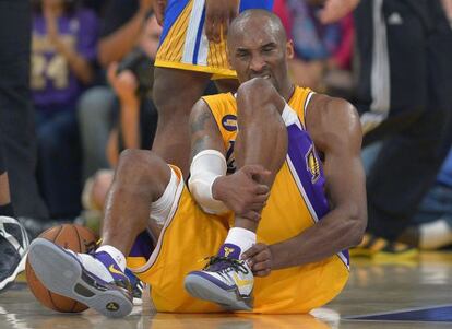 Kobe Bryant, instantes después de lesionarse
