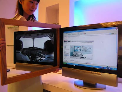 La compañía japonesa Sharp Corporation presenta una nueva pantalla plana de cristal líquido que puede mostrar dos programas al mismo tiempo