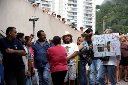 Eleitores fazem fila em colégio eleitoral da Favela de Rocinha, no Rio de Janeiro.