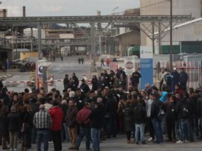 Un grupo de trabajadores ante la puerta de Ercros, en Flix.