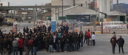 Un grupo de trabajadores ante la puerta de Ercros, en Flix.