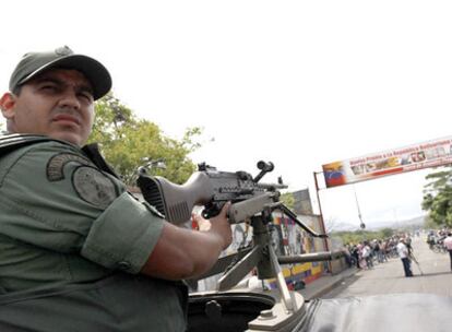 Soldados venezolanos vigilan el paso fronterizo con  Colombia en el puente internacional Simón Bolívar, en la ciudad de San Antonio del Táchira.