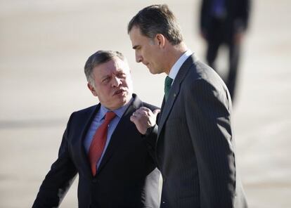 El rey Felipe junto Abdal&aacute; II de Jordania (i) a la llegada a Barajas.