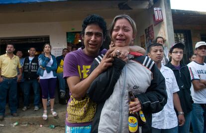 Familiares de víctimas mortales lloran cerca de las labores de desescombro en Bello.