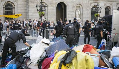 Els Mossos desmunten l'acampada a Sant Jaume, el setembre del 2018.