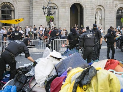 Els Mossos desmunten l'acampada a Sant Jaume, el setembre del 2018.