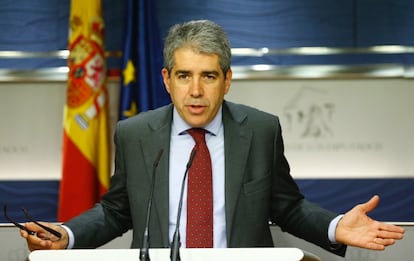 Democràcia i Llibertat: "Un desnorte beneficioso" La jornada ha concluido con una audiencia del portavoz de Democràcia i Llibertat, Francesc Homs. El diputado catalán ha trasladado al Rey su impresión de que la tensión territorial de Cataluña ha sido determinante en el fracaso del proceso. "Si no fuera por la agenda catalana, hoy habría un Gobierno en España", ha manifestado. Homs ha criticado a la política española por su "incapacidad para gestionar la complejidad", lo que desde su punto de vista ha llevado a su partido a la "conclusión relevante" de que "la cuestión catalana se va a resolver en manos de los catalanes". "No podemos esperar esa resolución por parte de la política española", ha añadido, el 25 de abril de 2016.