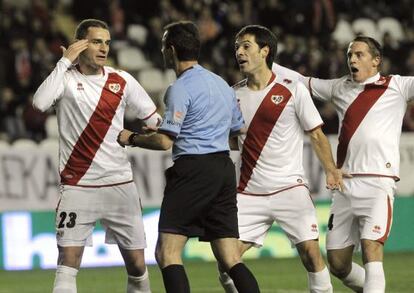 Los jugadores del Rayo Vallecano protestan al árbitro