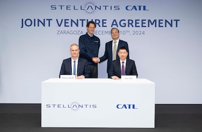 Firma del acuerdo entre Stellantis y CATL para construir una planta de baterías en Zaragoza. Arriba, se dan la mano el presidente de Stellantis, John Elkann (izquierda), y el presidente y consejero delegado de CATL, Robin Zeng.