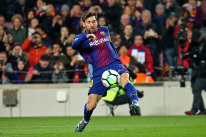 Messi controla el bal&oacute;n ante el Girona. 