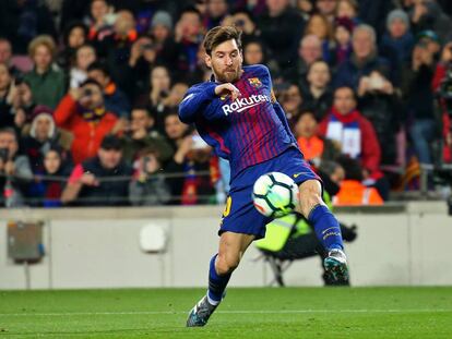 Messi controla el bal&oacute;n ante el Girona. 