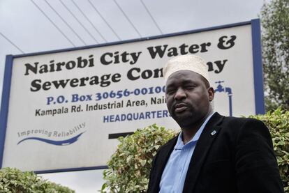 Mbaruku Vyakweli, responsable de comunicación de la Compañía de Aguas de Nairobi, posa delante de la sede central de la empresa, en la zona industrial de la capital keniana.