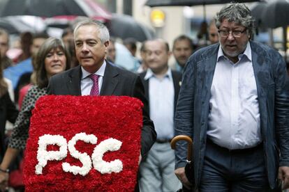 Los diregentes del Partido Socialistas catalanes, Pere Navarro (d) y Antonio Balmón (i), durante la tradicional ofrenda floral ante el monumento de Rafael Casanovas con motivo de la Diada Nacional de Cataluña.