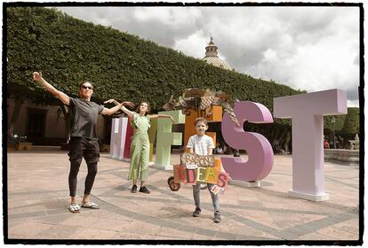 Kenya Acosta, Victor Hugol Cristbal y Nicols David, de paseo por el Jardn Principal de Quertaro. 