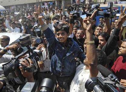 El niño Azharuddin Mohammed Ismail, actor de <i>Slumdog millionaire,</i> ayer en Bombay.