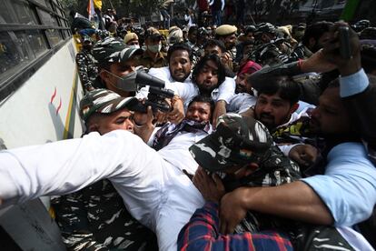 Agentes de policía detienen a un activista del Congreso de la Juventud de la India (IYC) durante una protesta contra la supuesta operación de vigilancia que utiliza el programa informático espía Pegasus construido en Israel, en Nueva Delhi (India).