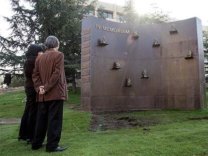 Monumento en la sede del Centro Nacional de Inteligencia en memoria de los agentes muertos el año pasado en Irak.