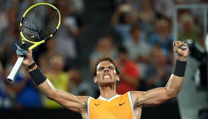 Nadal celebra la victoria contra Tsitsipas en Melbourne.