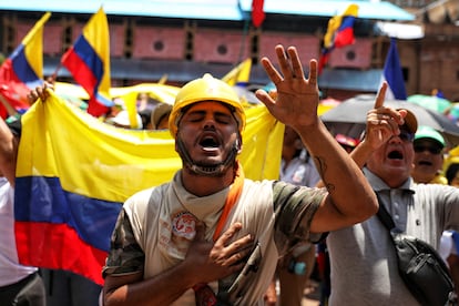 Un hombre canta durante la manifestación de la ciudad de Cali.