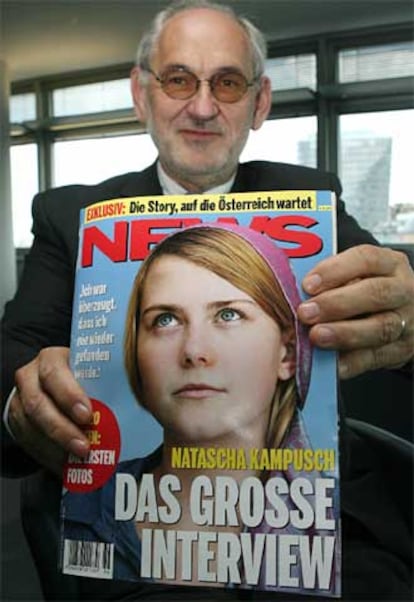 El editor de la revista austriaca "News" muestra el número que ha salido hoy a la venta con la imagen de Natascha Kampusch.