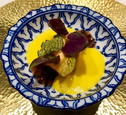 ENSALADA DE TEMPORADA, JUGO DE ZANAHORIA CUAJADA CON HIERBAS FRESCAS, CREMA DE MAÍZ Y VINAGRETA DE TRIGO NEGRO / CAPEL
