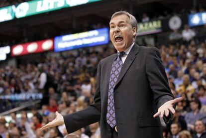 Mike D'Antoni grita durante un partido de los Lakers